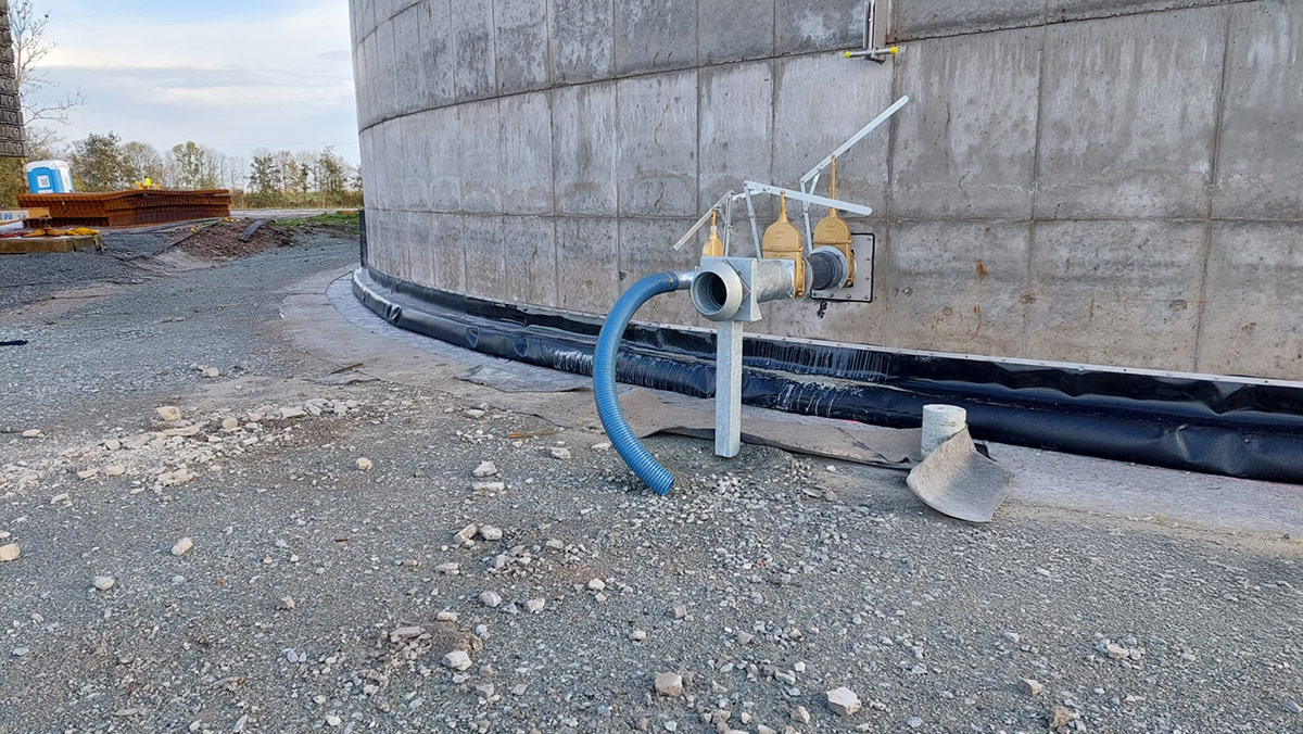 Rundbehaelter-siwoplan-004 Runder Betonbehälter mit Abdichtung während der Bauarbeiten.