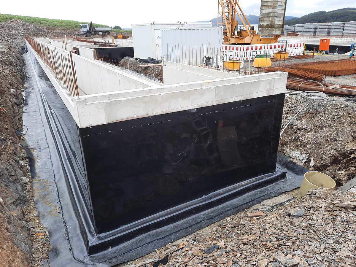 Stallanlagen-siwoplan-003 Betonbecken mit schwarzer Abdichtung auf Baustelle im Rohbau.
