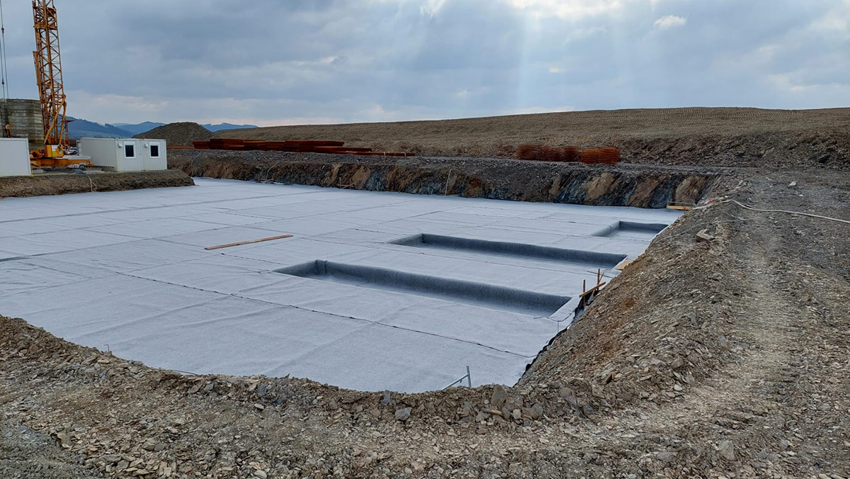 Stallanlagen-siwoplan-005 Baustelle mit Betonfundamenten und technischen Anlagen im Aufbau.