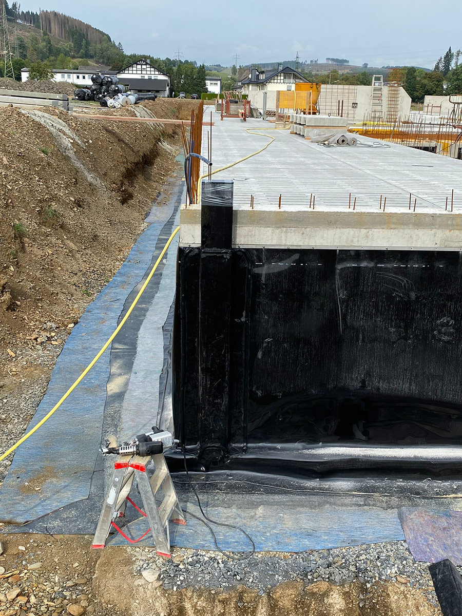 Stallanlagen-siwoplan-006 Betonbecken mit schwarzer Abdichtung auf Baustelle im Rohbau.