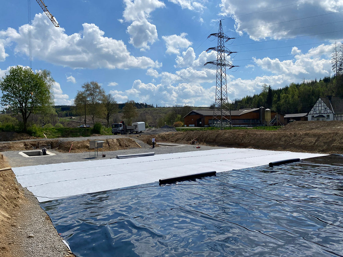 Stallanlagen-siwoplan-007 Große Stallanlage mit mehreren Gebäuden auf landwirtschaftlichem Betriebsgelände.